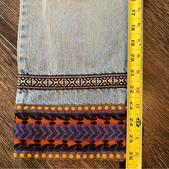 Vintage GUESS Light Wash Embroidered Distressed Women’s Jeans Sz 32 Made In USA - Picture 9 of 15